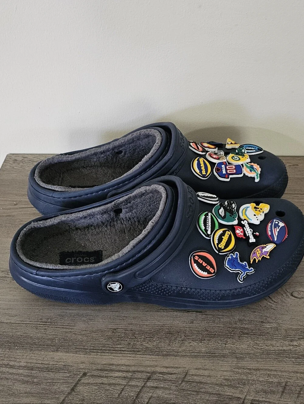 CROCS Men Navy Blue Plush Lined Clog NFL Football Team Charms Men Size 11